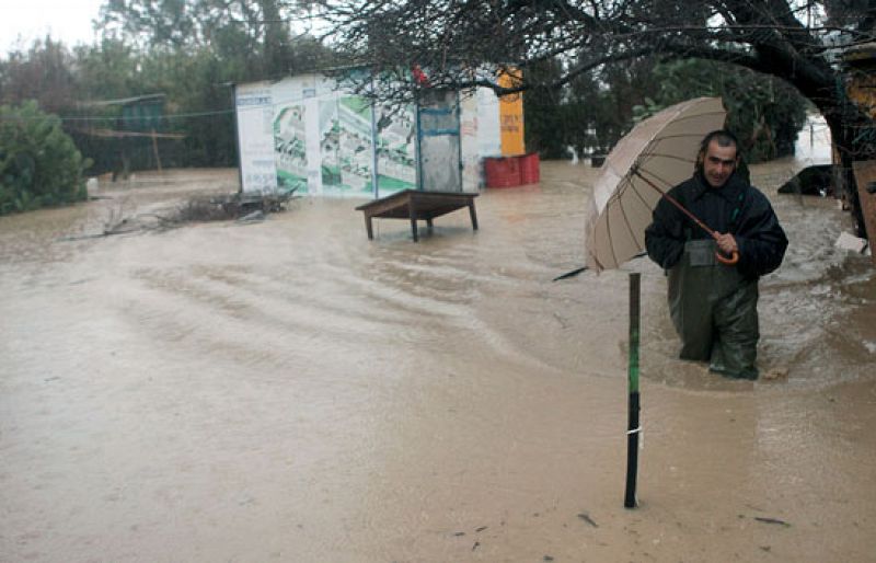 Las lluvias complican el tráfico en Andalucía y provocan varios desalojos
