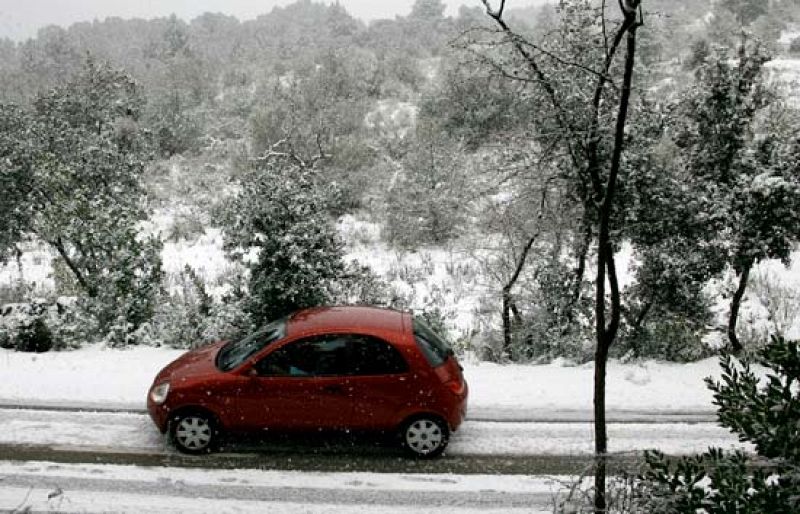 Una intensa nevada en Mallorca provoca el cierre de carreteras y el retraso del horario escolar