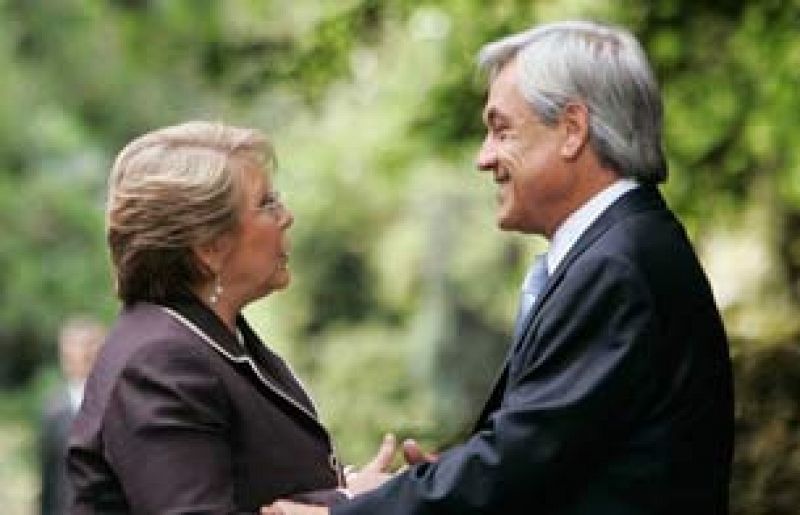 Piñera asume el mando de un Chile marcado por el seísmo con la amenaza del retorno de Bachelet