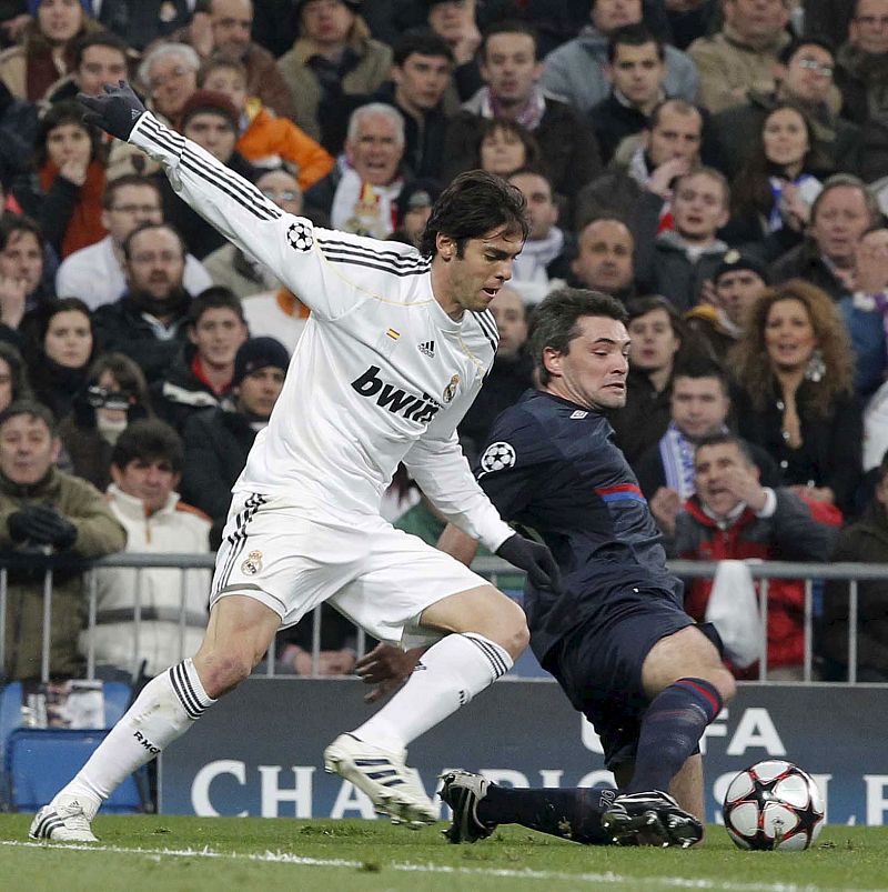 La mujer de Kaká se desdice de haber llamado "cobarde" a Pellegrini