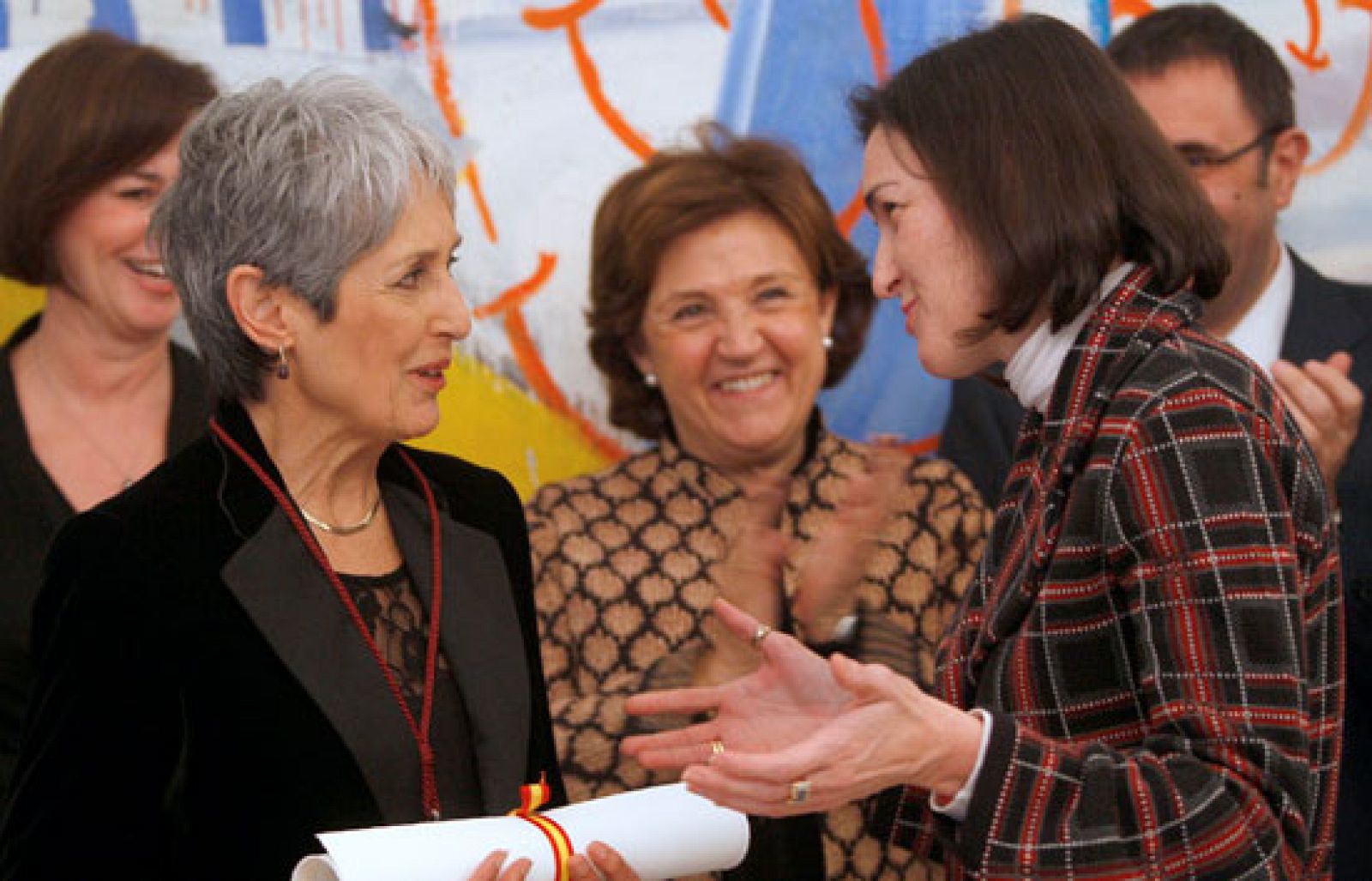 Joan Baez recibe la Orden de las Artes y Letras de España | Ver