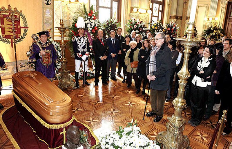 Más de 18.000 personas dan su último adiós a Miguel Delibes en la capilla ardiente