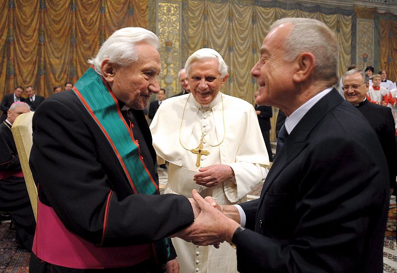 El Vaticano denuncia que se trata de implicar al Papa en los casos de pederastia