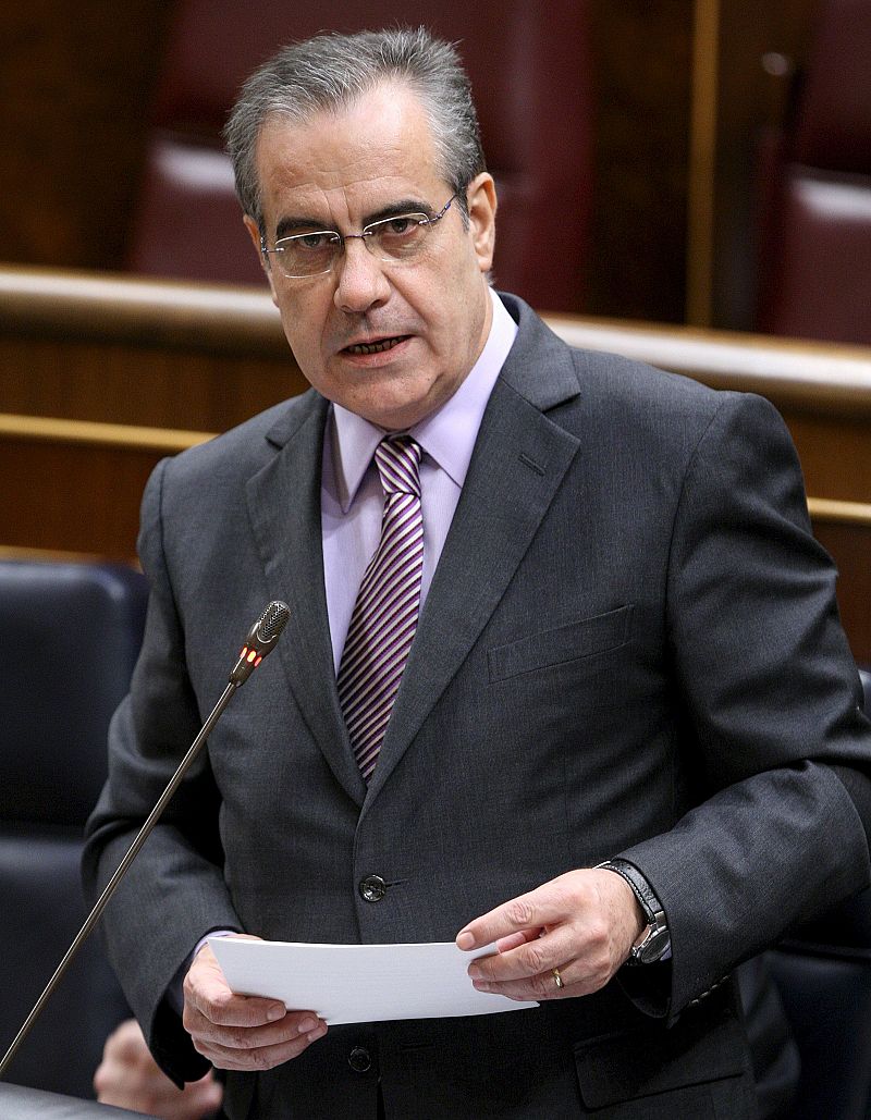 Corbacho califica de "radical" la propuesta de la CEOE de recortar los sueldos para reducir el paro