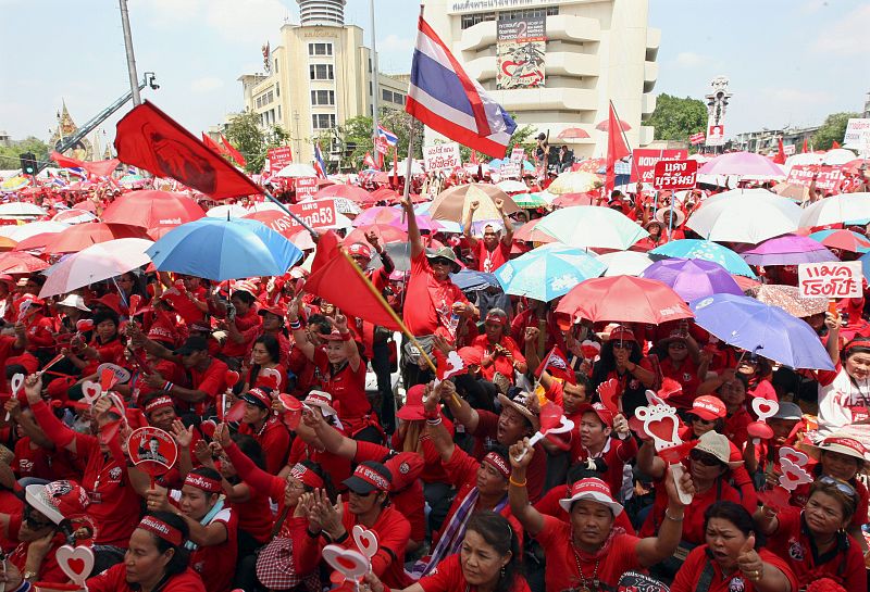 Al menos 100.000 'camisas rojas' piden en Bangkok la convocatoria de nuevas elecciones