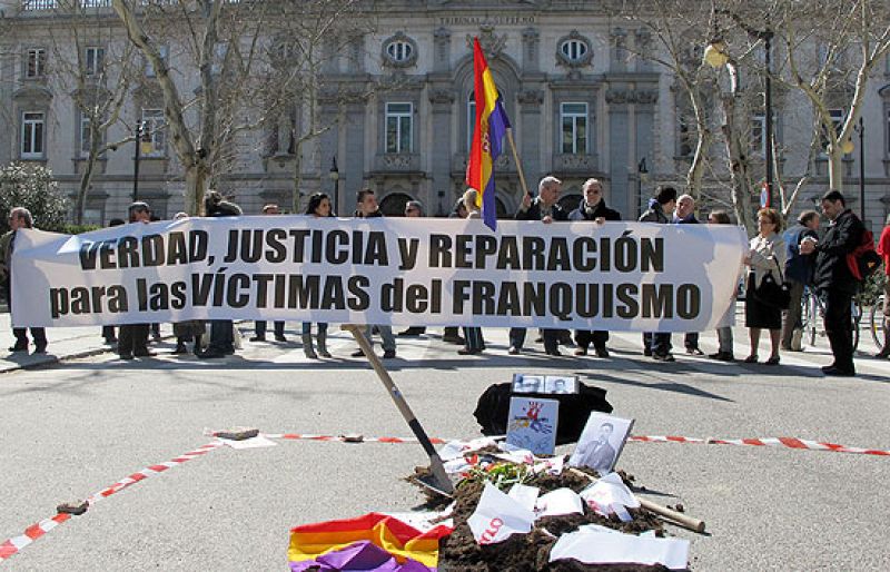 Una treintena de personas se manifiestan en Madrid en apoyo al juez Garzón