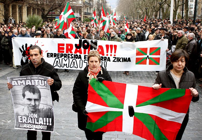 Miles de personas protestan en San Sebastián por la muerte del etarra Jon Anza