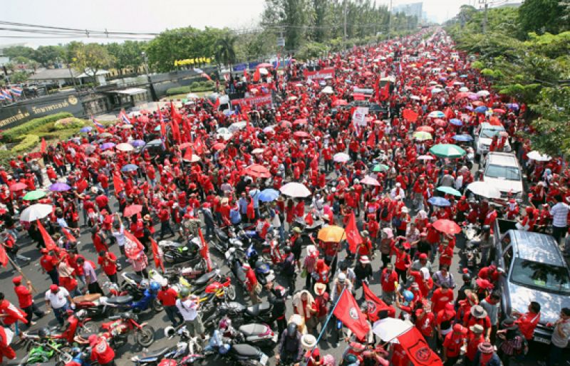 El Gobierno de Tailandia rechaza el ultimátum dado por unos 100.000 'camisas rojas'