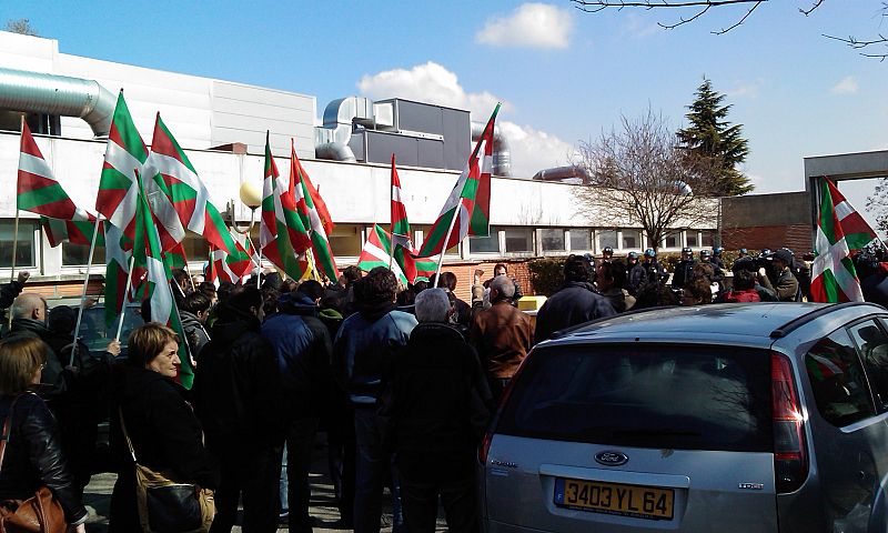 La Ertzaintza ve posibles "injurias" en la protesta a favor de Anza, cuya autopsia termina en Francia