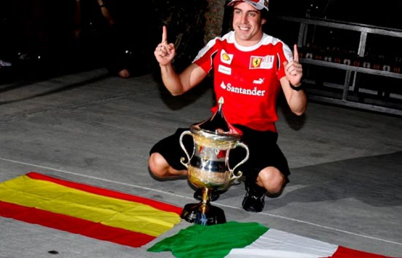 Italia alumbra una "nueva era" de Ferrari y Alonso