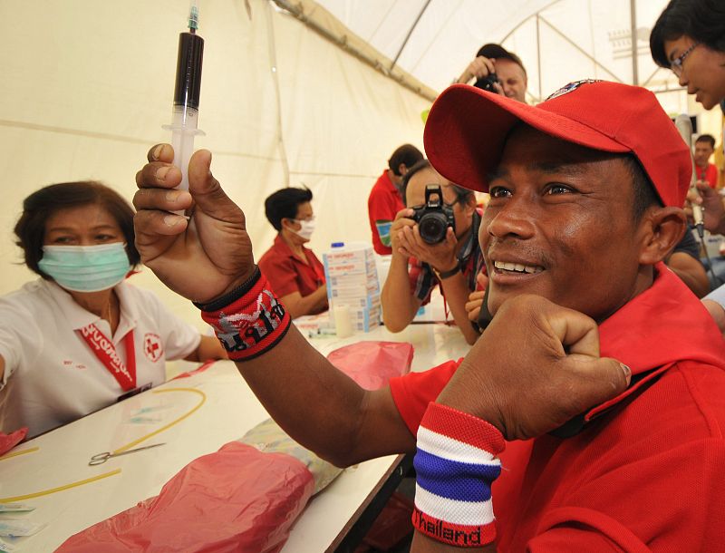 Los 'camisas rojas' se sacan sangre para arrojarla contra la sede del Gobierno en Tailandia