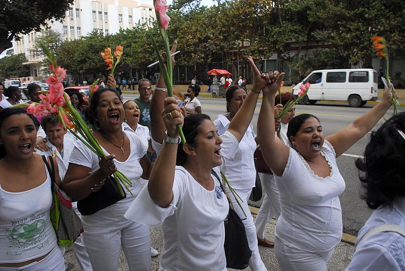 Partidarios del régimen cubano se enfrentan a las Damas de Blanco en las calles de La Habana