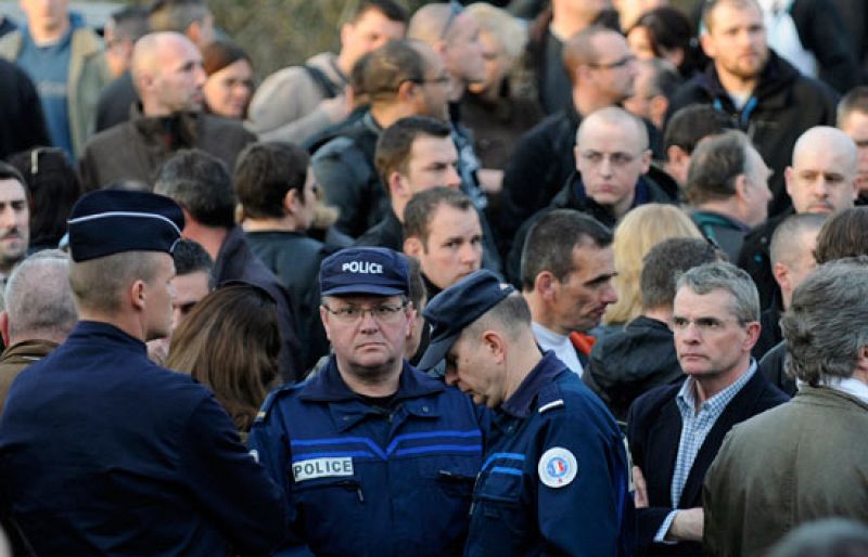 Sarkozy confía en que haya "duros castigos" para los autores del asesinato del policía