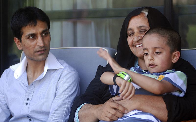 El pequeño secuestrado en Pakistán se reencuentra con su padre y su abuela