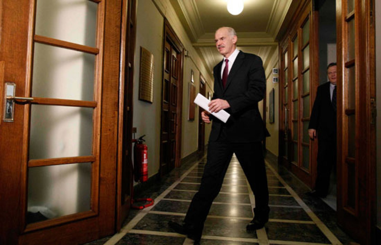 Papandreou pide a Bruselas que se apruebe un mecanismo de ayuda financiera a Grecia | Ver