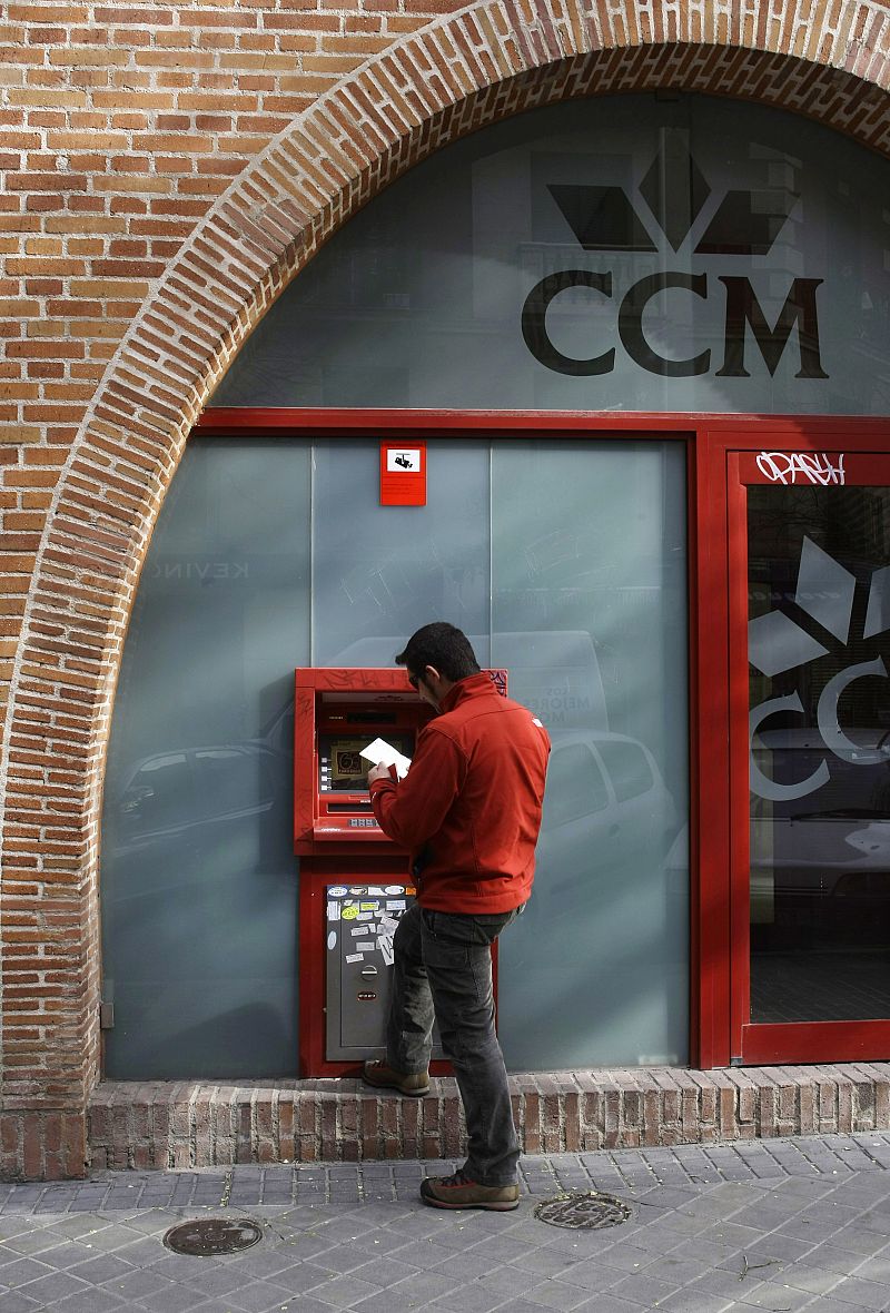 Las cajas de ahorros cerraron 783 oficinas en 2009 y los bancos otras 740