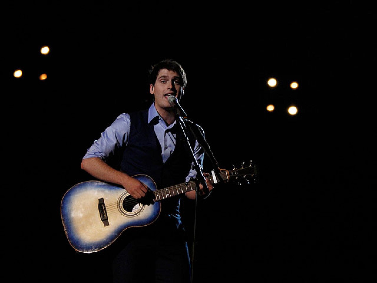 Actuación de Bélgica, Tom Dice, "Me and my Guitar" en la priemra semifinal