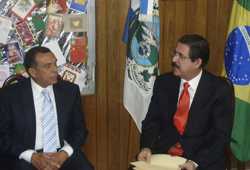 Porfirio Lobo dice que Zelaya puede regresar a Honduras "cuando quiera"
