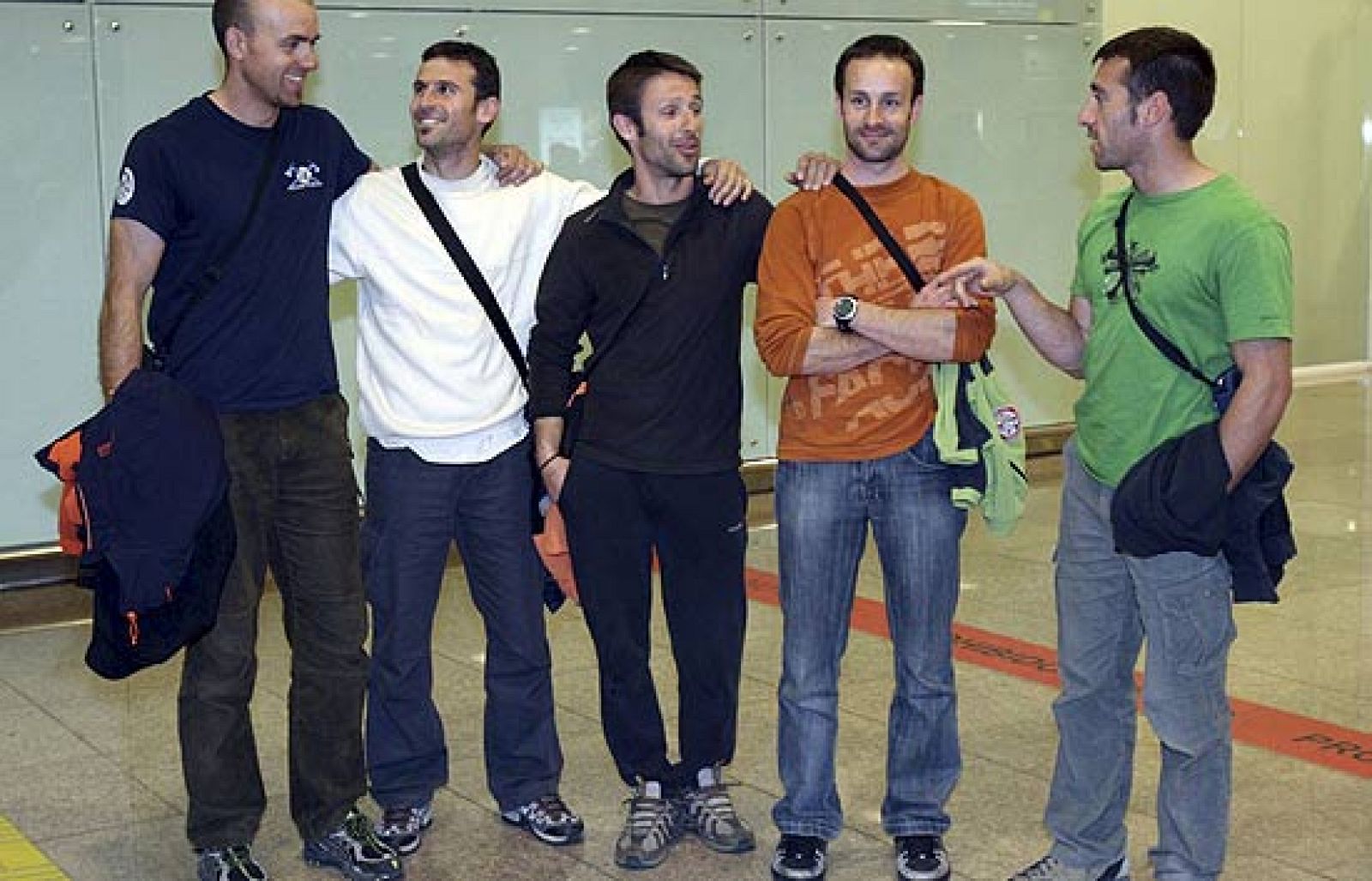 Los bomberos confundidos con etarras llegan a casa | Ver