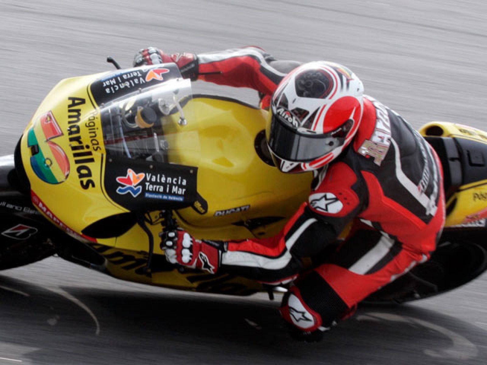 El piloto español Héctor Barberá, junto a su Ducati Desmosedici GP10.