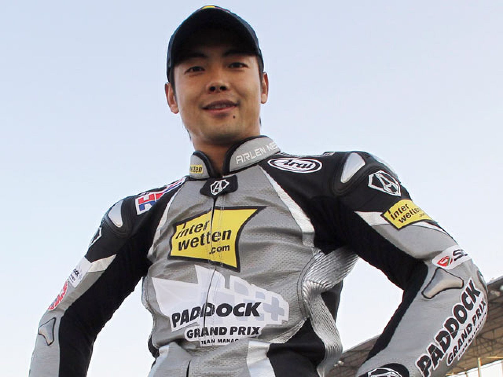 El piloto japonés Hiroshi Aoyama, junto a su Honda RC212V.