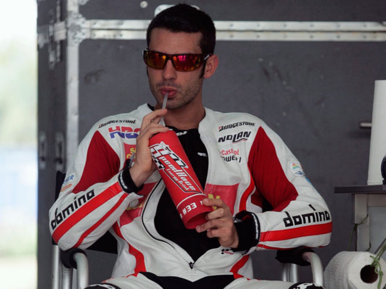 El piloto italiano Marco Melandri, junto a su Honda RC212V.