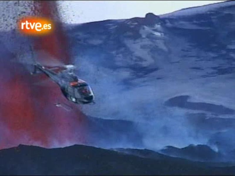 Continúa la erupción de un volcán en Islandia entre dos glaciares