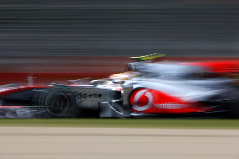 Hamilton, el más rápido dentro y fuera del circuito en Australia