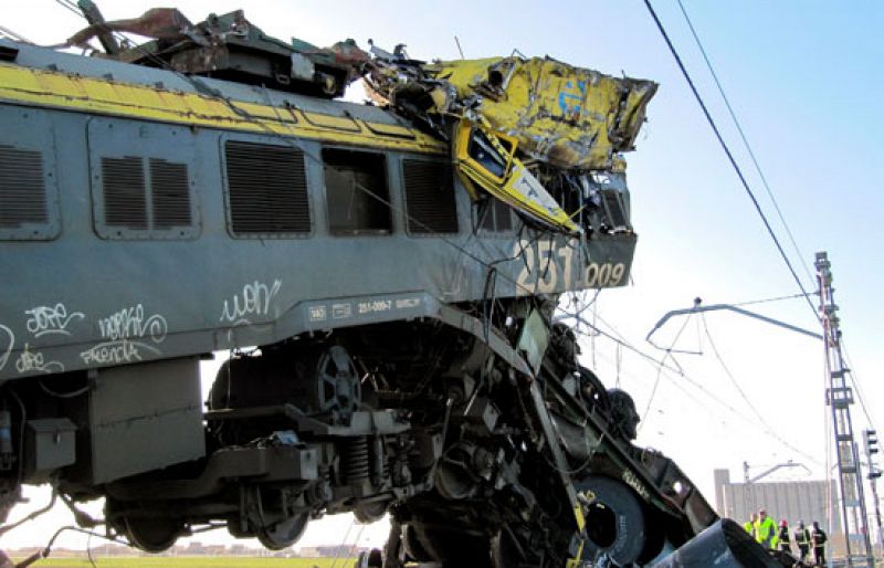 Rescatan el cadáver del maquinista muerto en el choque de trenes