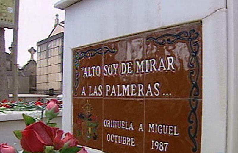 El Gobierno repara la memoria de Miguel Hernández en un emotivo acto con sus herederos
