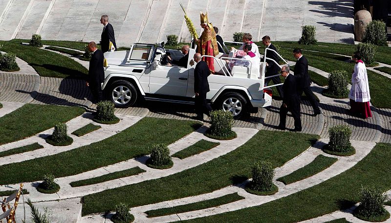 Benedicto XVI realiza la procesión del Domingo de Ramos a bordo del Papa Móvil