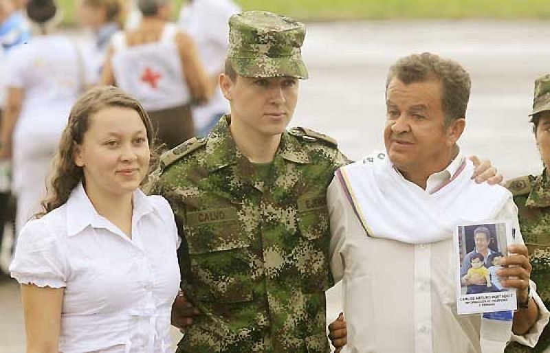 El soldado entregado por las FARC se reencuentra con su familia