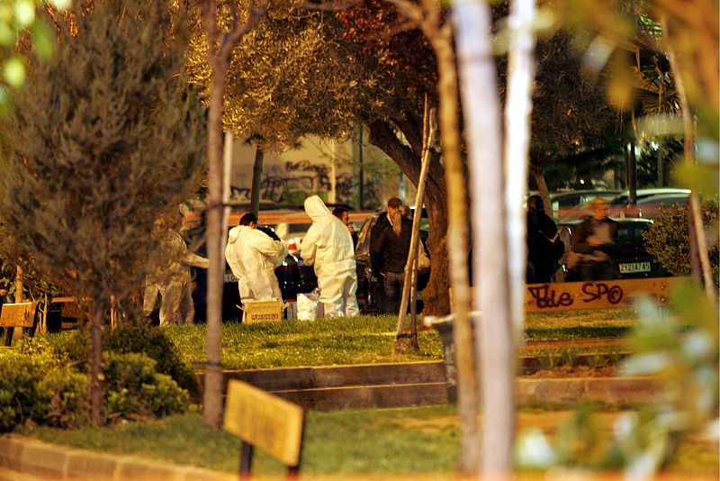 Muere un menor y su madre y su hermana resultan heridas por un atentado en Atenas