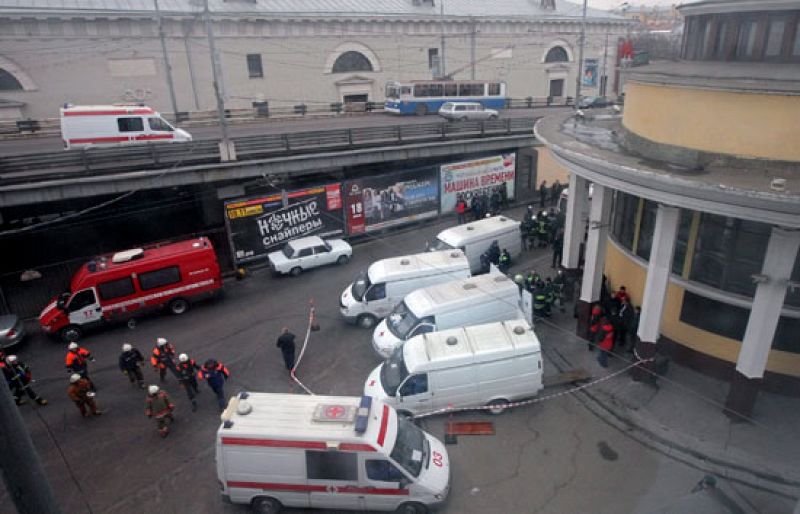 Un doble atentado suicida en el metro de Moscú deja al menos 38 muertos