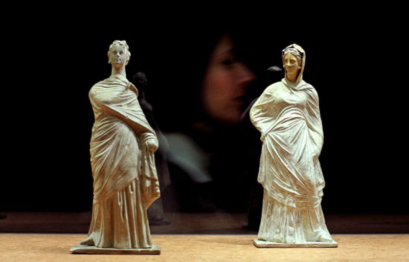 Las Tanagras del Louvre, figurillas de la Grecia clásica, se exponen en España por primera vez