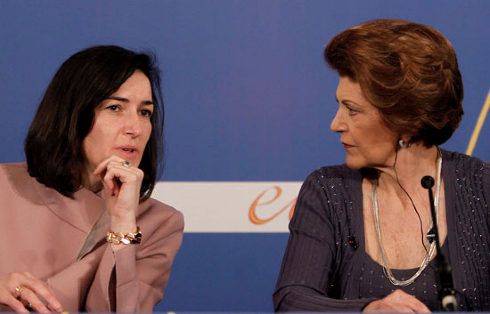 González-Sinde, preocupada por que se dejen de vender DVD en España | Ver