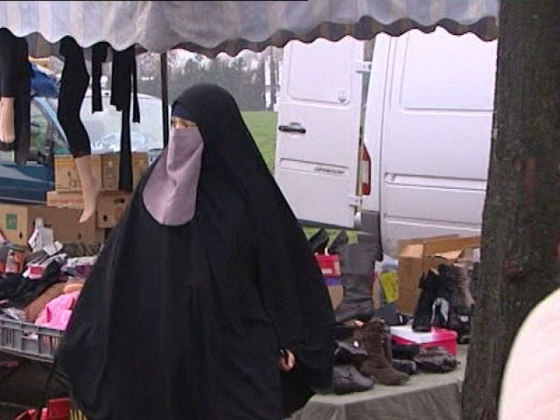 Bélgica prepara una ley que contempla hasta una semana de cárcel por llevar burka en pública