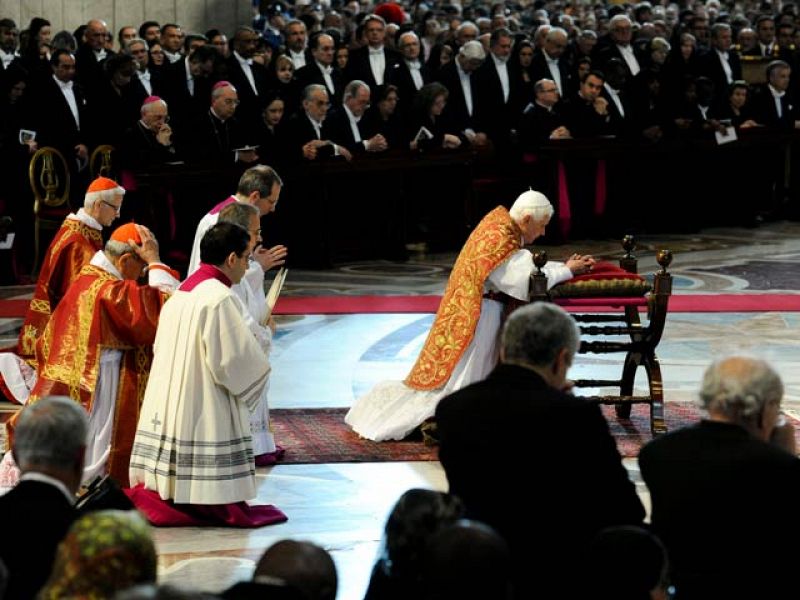 El Predicador del Papa: Los hombres deben pedir perdón a las mujeres por la violencia doméstica