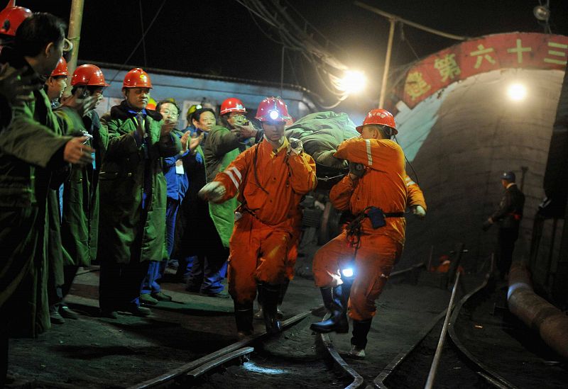 Rescatan a 115 mineros atrapados desde hace una semana en China
