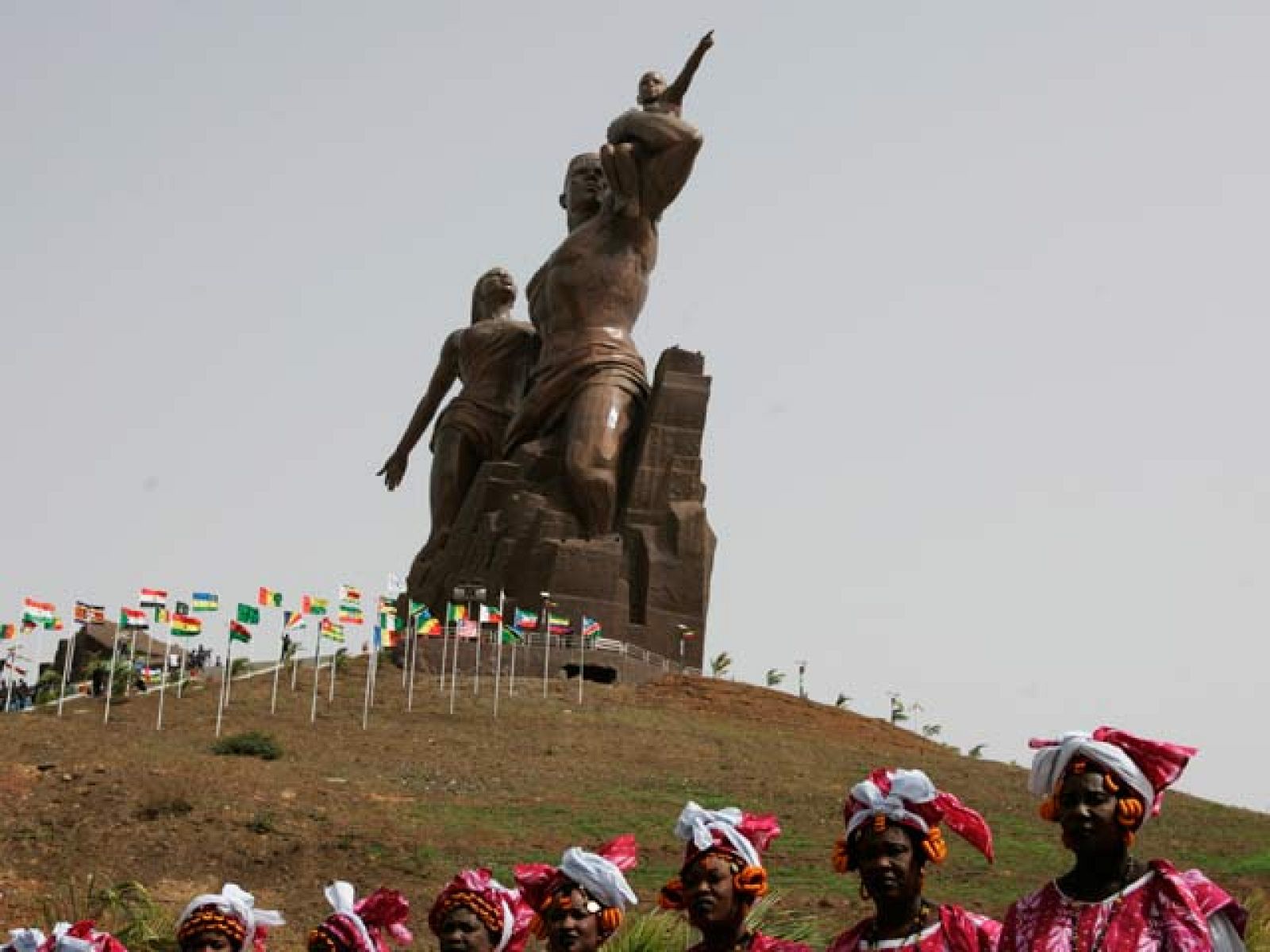 El presidente de Senegal ha inaugurado una polémica estatua con motivo del 50 aniversario de la independencia del país.