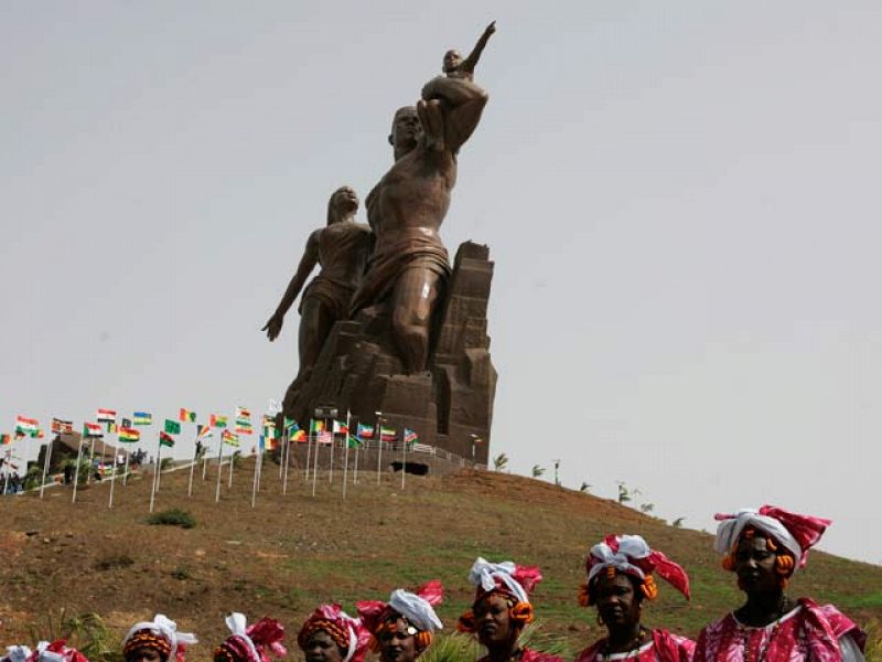 Senegal levanta su 'Estatua del Despilfarro'