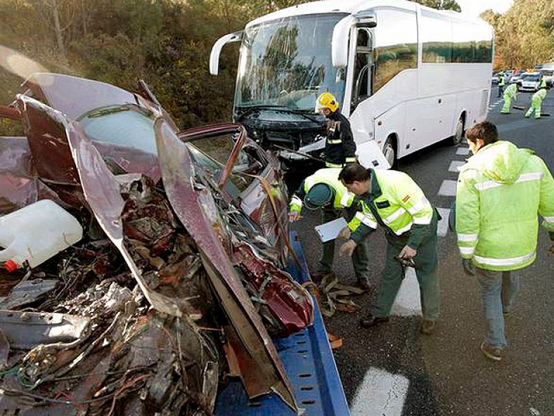 Tres muertos tras un choque frontal entre un vehículo y un autobús en Pontevedra