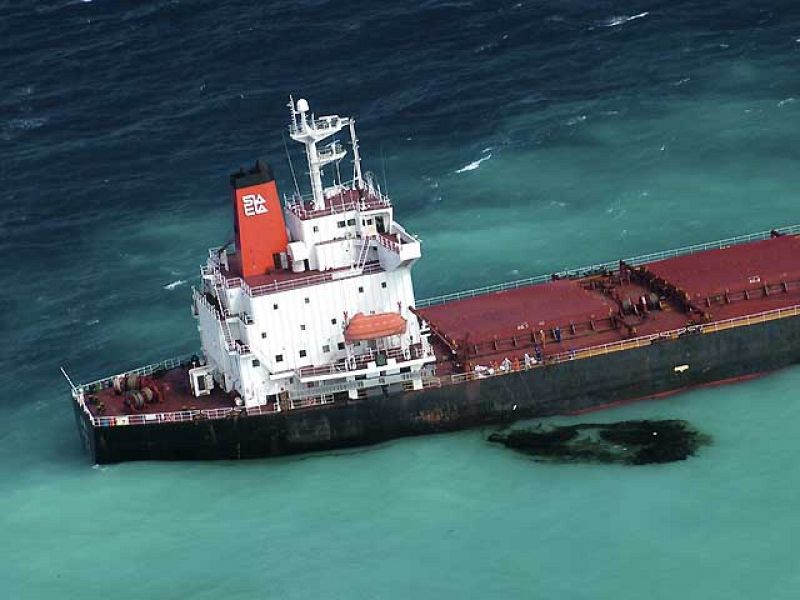 El buque chino que amenaza a la Gran Barrera de Coral utilizó un "atajo" para cruzarla