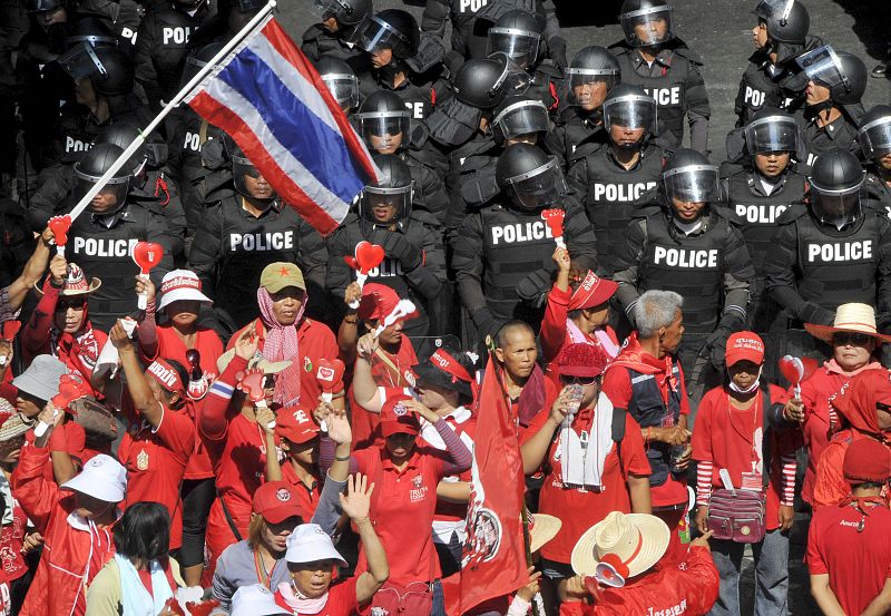 Los "camisas rojas" se hacen con el centro financiero de Bangkok frente al cerco policial