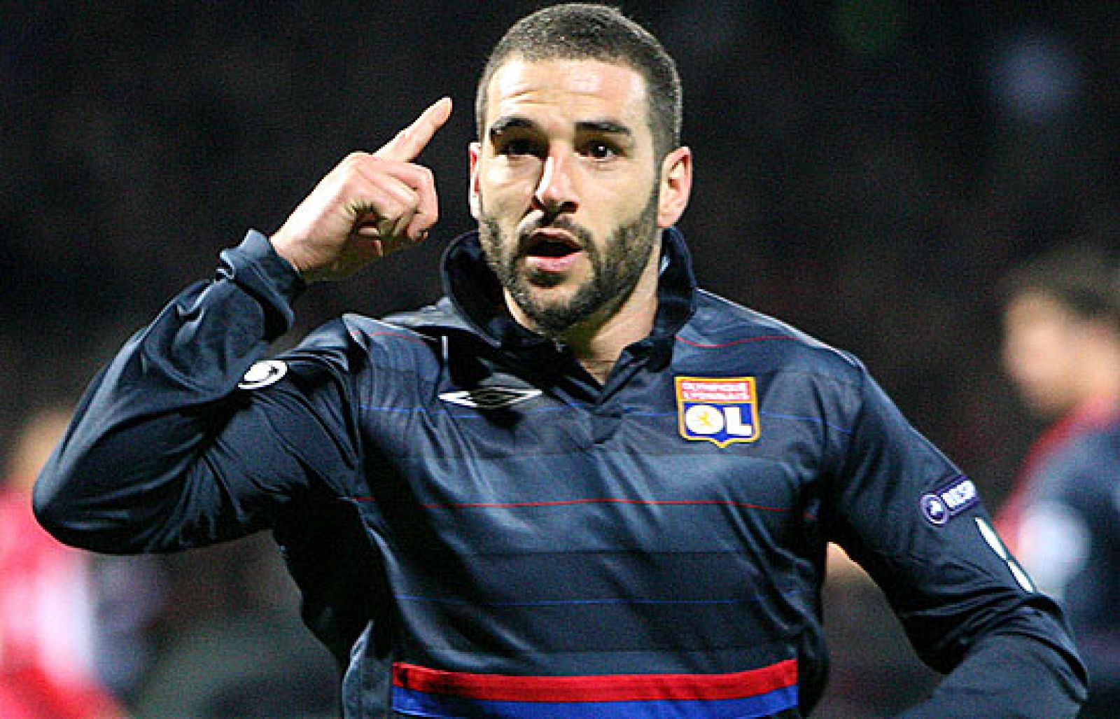 El Olympique de Lyon ha goleado al Girondins de Burdeos con goles de Lisandro y Bastos y ha dado un paso importante hacia las semifinales.