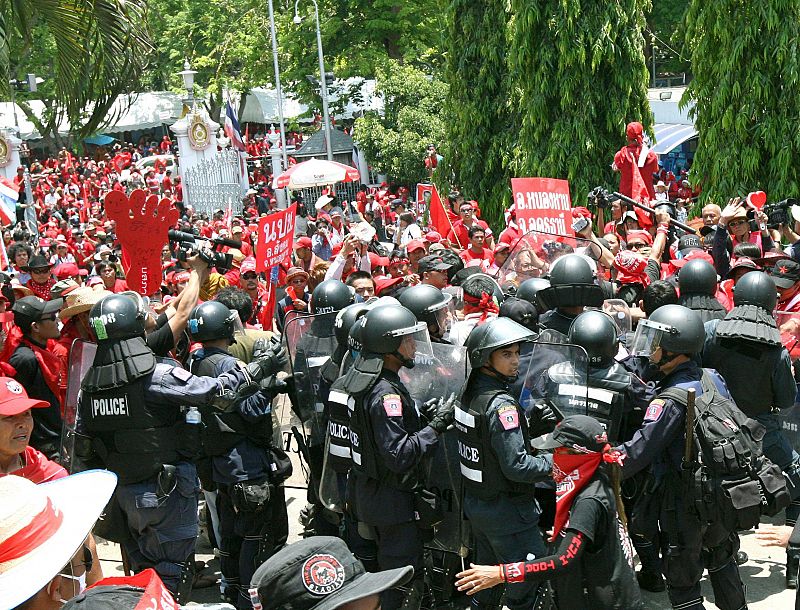 Tailandia declara el estado de excepción tras el asalto de los opositores al parlamento