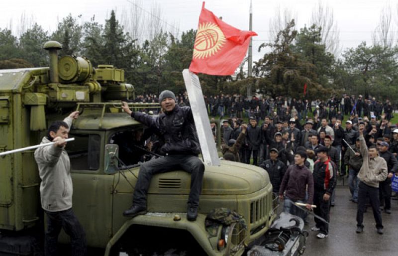 La oposición proclama que ha tomado el poder en Kirguistán tras una jornada sangrienta