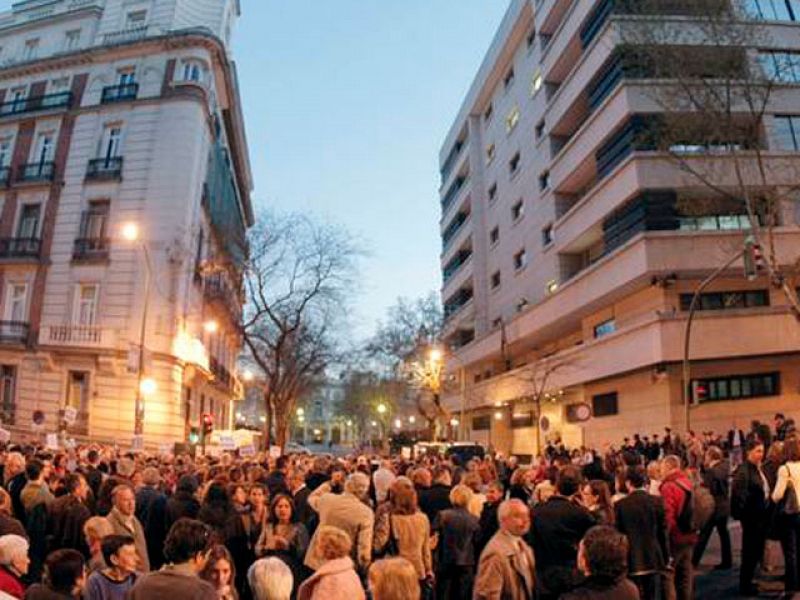 Unas 300 personas se manifiestan frente a la Audiencia Nacional para apoyar a Garzón