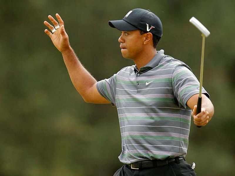 Tiger vuelve a patear tras su escándalo familiar
