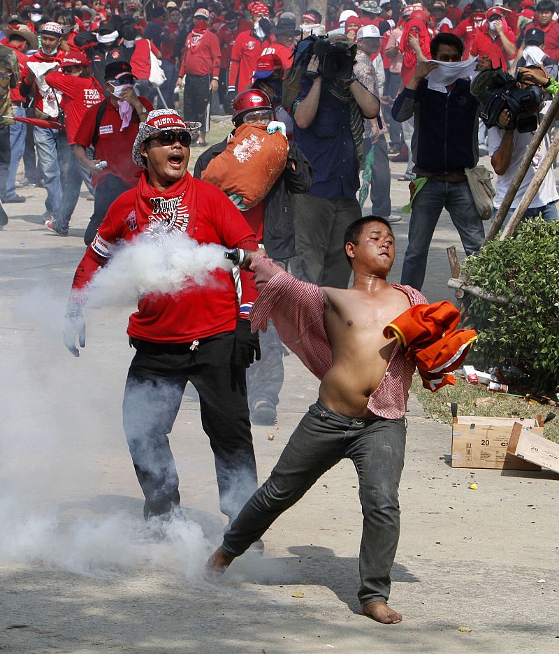 Los 'camisas rojas' exhiben su fuerza frente al ejército y logran tomar una televisión partidaria